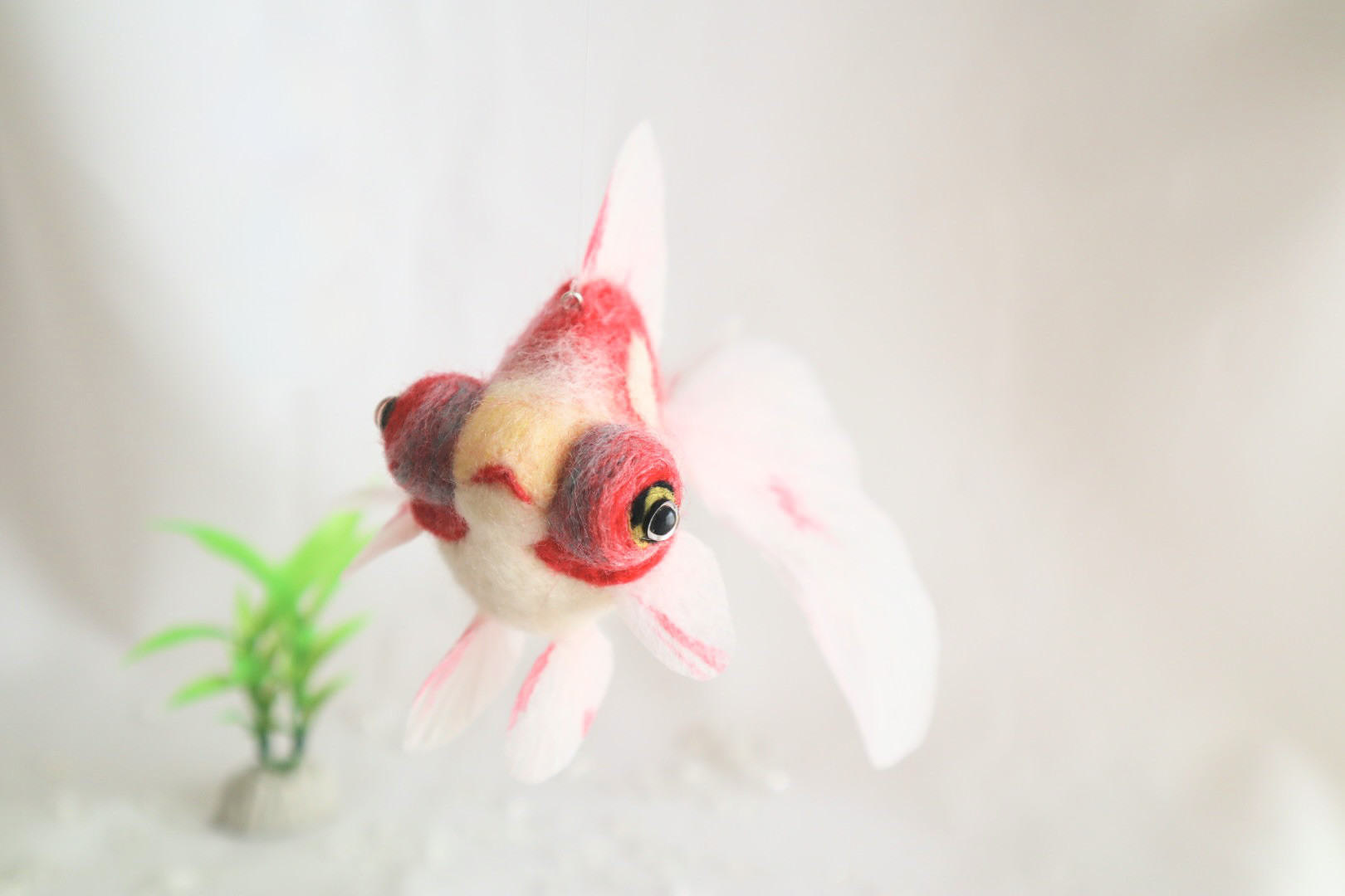 【受注制作】たゆたう羊毛金魚-桜出目金-　金魚　羊毛フェルト　ペット　アクアリウム　クリスマス　お正月