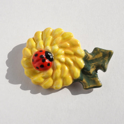 陶器 たんぽぽとてんとう虫のブローチ(春) 5枚目の画像