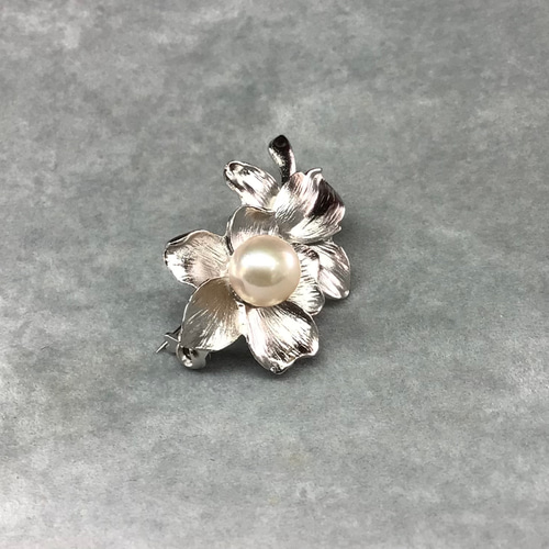 花のデザインブローチ（あこや真珠8.1mm） ブローチ Maruyama