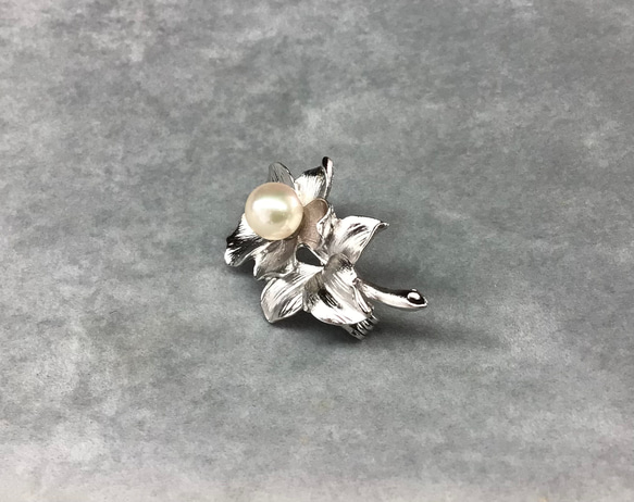 花のデザインブローチ（あこや真珠8.1mm） 3枚目の画像