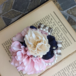 [1個crema限量版]附有包裝♡粉紅大麗花和米色牡丹可愛的胸花與條紋絲帶入口畢業 第1張的照片
