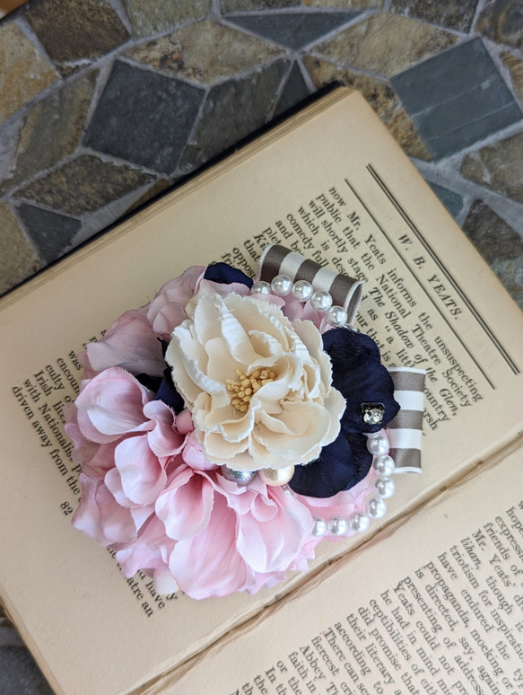 [1個crema限量版]附有包裝♡粉紅大麗花和米色牡丹可愛的胸花與條紋絲帶入口畢業 第1張的照片