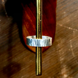 つちめ模様のシルバーリング（ワイドタイプ） 1枚目の画像