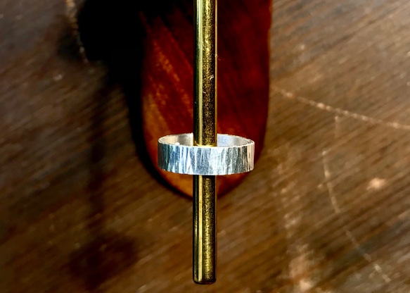 つちめ模様のシルバーリング（ワイドタイプ） 1枚目の画像