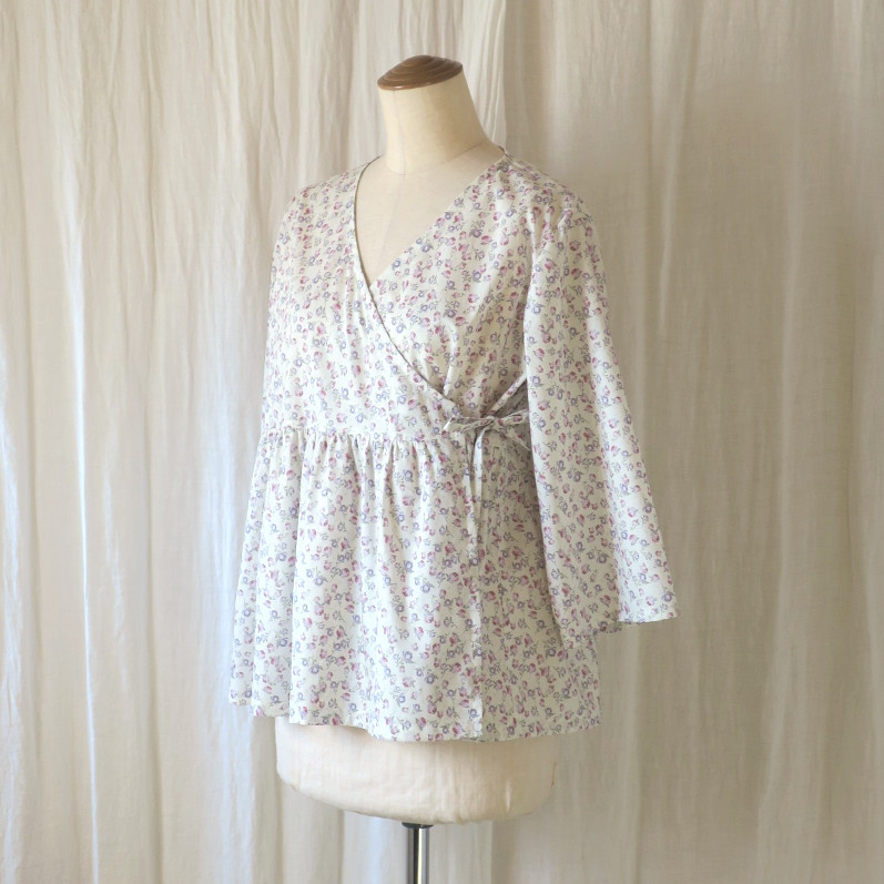 リバティのカシュクールブラウス（レイニング・ローズバッズ　アイボリー）