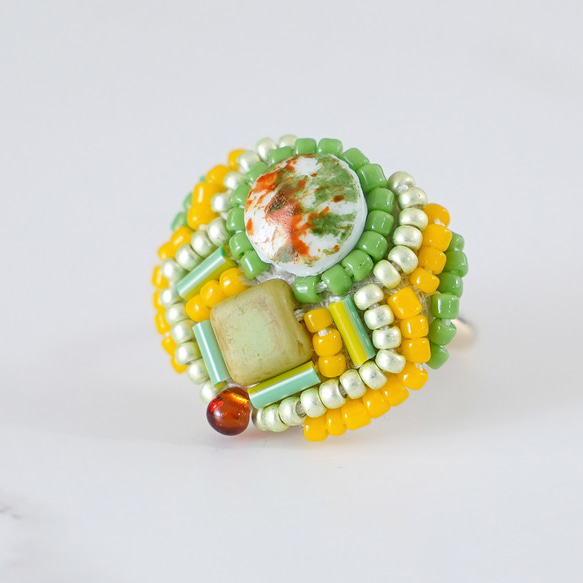おしゃべりな指輪30　フリーサイズ　ビーズ刺繍のリング　まる　グリーン　オレンジ　カラフル　マルチカラー　ビタミンカラー 6枚目の画像