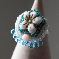 健談戒指 31 均碼串珠刺繡戒指花朵白色藍色多彩多色 第1張的照片