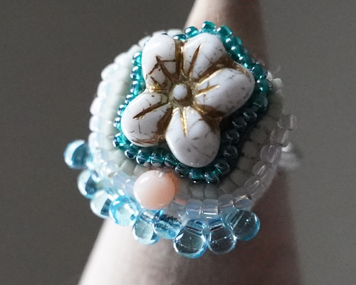 ビーズリング・ビーズ刺繍リング 再販】指もとにお花を❁ビーズ刺繍のお花（ﾎﾜｲﾄ）の指輪 指輪