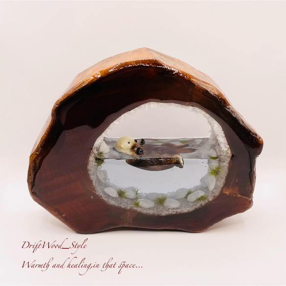 一つ限りの流木アート 海に浮かぶラッコ ジオラマ 流木 フィギュア 置物 インテリア レジン テラリウム 生き物 N8 2枚目の画像