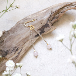 天然石一粒ーシンプルマクラメピアス【ローズクォーツ】macp074軽やかに揺れるアレルギーフリーのアクセサリー 1枚目の画像