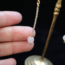 天然石一粒ーシンプルマクラメピアス【ローズクォーツ】macp074軽やかに揺れるアレルギーフリーのアクセサリー 5枚目の画像