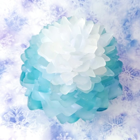 【オーダー】シーグラスのお花のランプシェード ホワイト×ライトブルー×ブルー 春告鳥　クリスマスラッピング対応【海灯花】 1枚目の画像