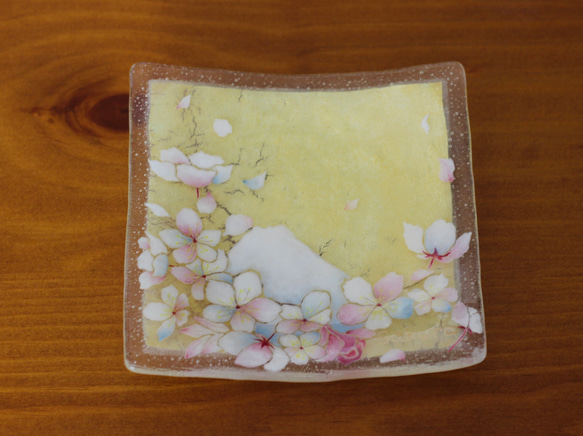 【再販】✨富士桜金硝子角皿✨金色ガラス皿✨桜✨富士山✨敬老の日✨誕生日プレゼント✨母の日✨お料理上手な方に✨ 2枚目の画像