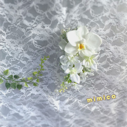 ☆new☆  白胡蝶蘭とミニシンビのコサージュ　卒業式　卒園式　入学式　入園式　結婚式　フォーマル 1枚目の画像