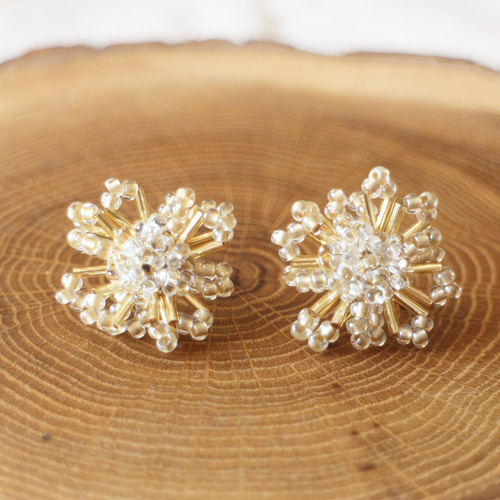 ゴールド花形スタッドイヤリング