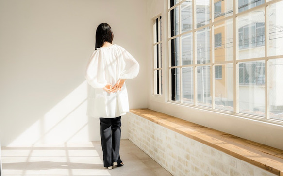 袖シャーリングチュニック　オフホワイト　sai　日本製　ストレスフリー　体型カバー　チュニック　フリーサイズ　即納 15枚目の画像