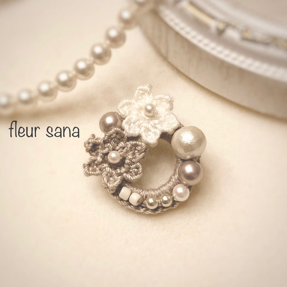 [Sinoon] ROUND FLORAL ブローチ★新作・25SS★韓国★関税込み★ flower crochetのリングブローチ grayish ブローチ fleur sana