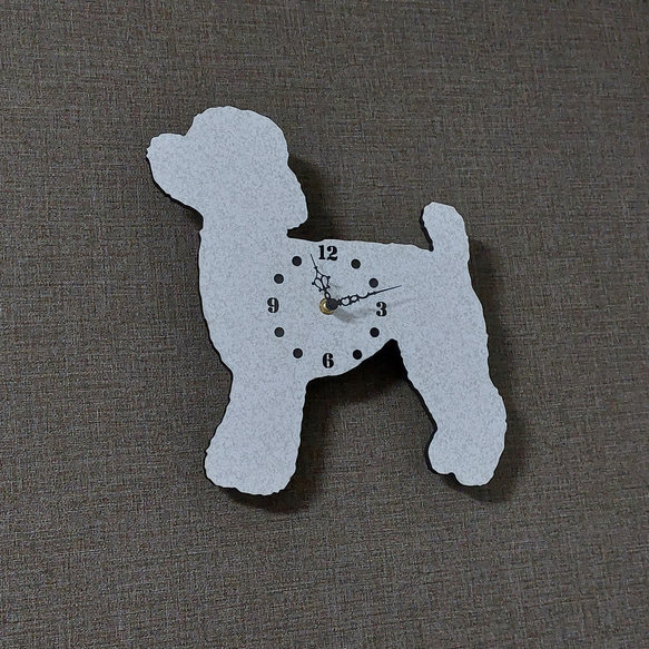 トイプードル 置時計スタンド付き壁掛け時計 白模様 静音時計 6枚目の画像