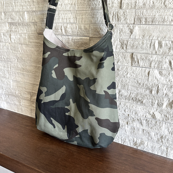 SALE 40% OFF // ホーボーバッグとポーチ2点の  - Moss Green Leaf Camouflage 4枚目の画像