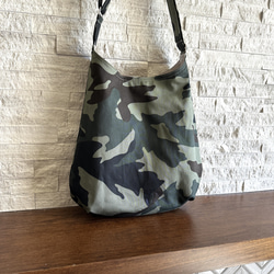 SALE 40% OFF // ホーボーバッグとポーチ2点の  - Moss Green Leaf Camouflage 1枚目の画像