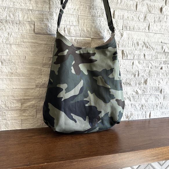 SALE 40% OFF // ホーボーバッグとポーチ2点の  - Moss Green Leaf Camouflage 1枚目の画像