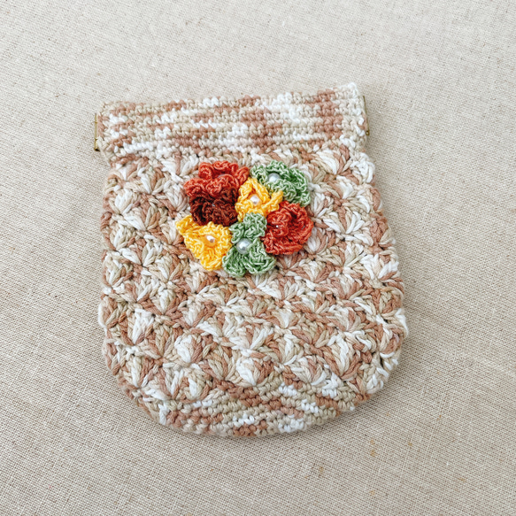 手編みのバネポーチ　ブラウン　ベージュ　ホワイト　花モチーフ　小物整理　プレゼント 2枚目の画像