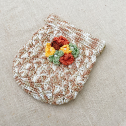 手編みのバネポーチ　ブラウン　ベージュ　ホワイト　花モチーフ　小物整理　プレゼント 3枚目の画像