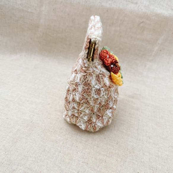 手編みのバネポーチ　ブラウン　ベージュ　ホワイト　花モチーフ　小物整理　プレゼント 5枚目の画像