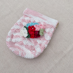 手編みのバネポーチ　ピンクホワイト　かぎ針編み　お花モチーフ　バッグ　収納 3枚目の画像