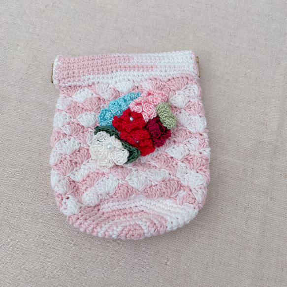 手編みのバネポーチ　ピンクホワイト　かぎ針編み　お花モチーフ　バッグ　収納 2枚目の画像