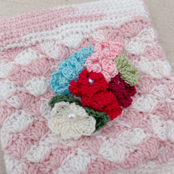 手編みのバネポーチ　ピンクホワイト　かぎ針編み　お花モチーフ　バッグ　収納 4枚目の画像