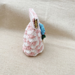 手編みのバネポーチ　ピンクホワイト　かぎ針編み　お花モチーフ　バッグ　収納 6枚目の画像