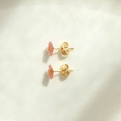 まるい天然石の小さいお花ピアス4枚花　インカローズ　シンプル　サージカルステンレス　春　ピンク　ペールカラー　朱色　桜 5枚目の画像