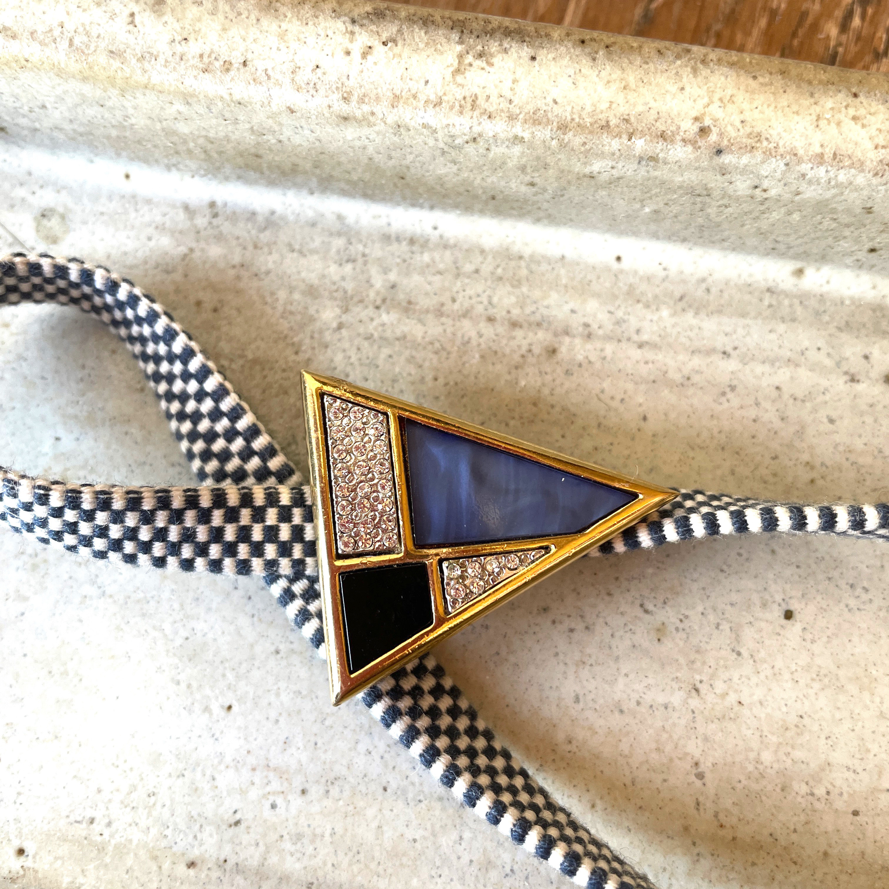 シャープな三角形の帯留　三分紐付き