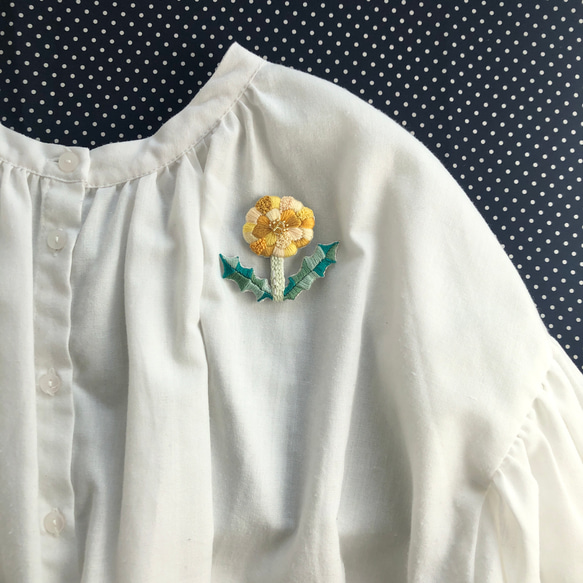 ♢特集掲載♢ 刺繍とビーズのたんぽぽの花ブローチ 受注制作 3枚目の画像