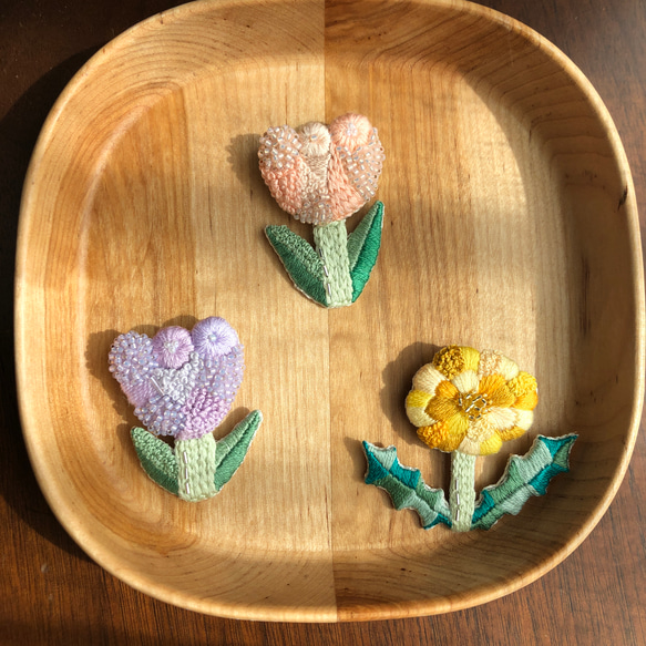 ♢特集掲載♢ 刺繍とビーズのたんぽぽの花ブローチ 受注制作 10枚目の画像