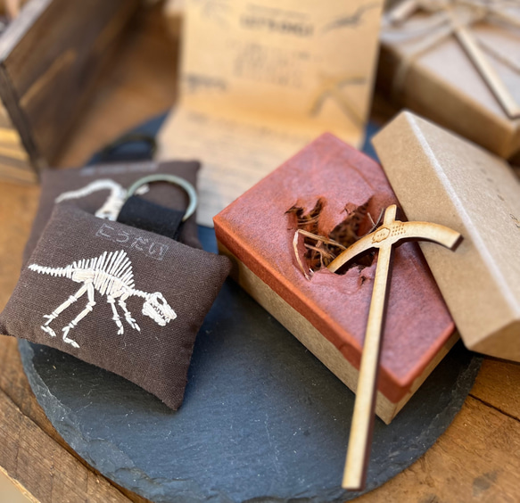 スタンプ or 刺繍で名入れ】お名前キーホルダー 掘って出てくる恐竜