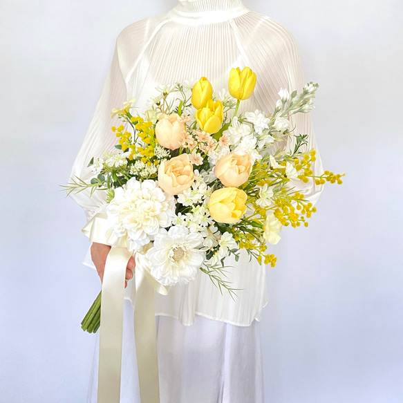 【受注】ペールカラー チューリップ とミモザ の クラッチブーケ（造花・ウェディング・結婚式・前撮り・フォト） 4枚目の画像