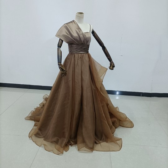 送料無料！人気上昇！パーティードレス 茶色　ブラウン ベアトップ 華やかなトレーンふっくら柔らかなバック/結婚式/披露宴