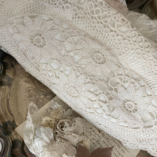 優雅なヴィクトリアン風アンティークフレンチリネンのレースラッフル  