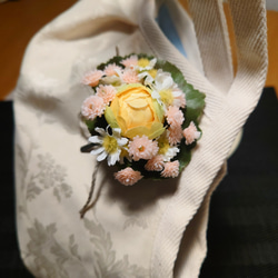 バラとカモミールの花束風コサージュ 2枚目の画像