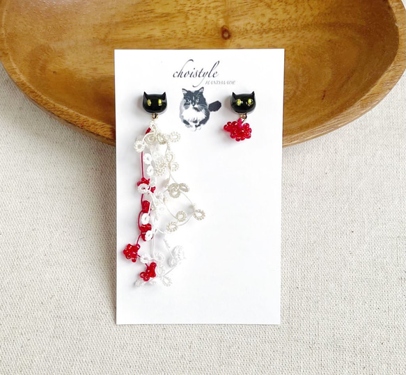 実りのアシンメトリー』タティングレースと猫の耳飾り・黒猫/レッド