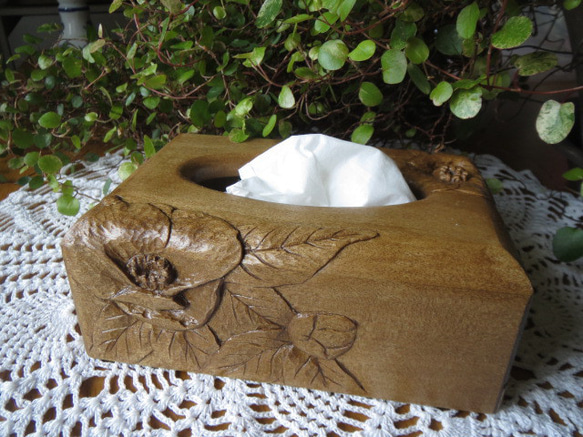 受注制作）木彫り浮彫ミニティッシュケース☆椿デザイン☆素材朴ノ木