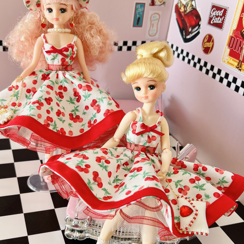 【専用】リカちゃん  赤いコーデ  昭和レトロ  ワンピース  靴とバッグ付き 専用】リカちゃん 赤いコーデ 昭和レトロ ワンピース 靴とバッグ付き