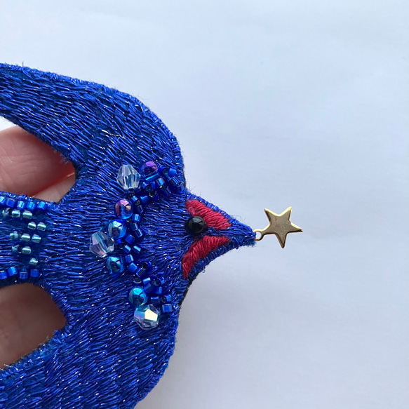 星を運ぶツバメ　刺繍鳥ブローチ　きらきら 10枚目の画像