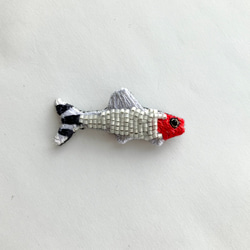 熱帯魚　"ラミーノーズテトラ"刺繍ビーズブローチ　魚モチーフ　軽いブローチ 1枚目の画像