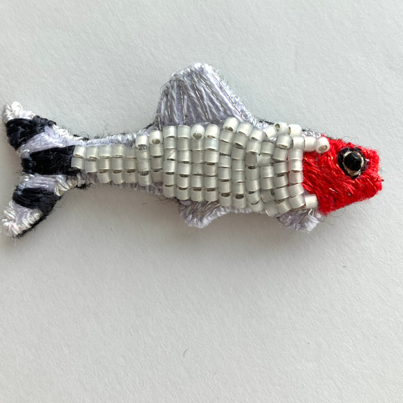 熱帯魚　"ラミーノーズテトラ"刺繍ビーズブローチ　魚モチーフ　軽いブローチ 6枚目の画像