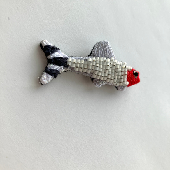 熱帯魚　"ラミーノーズテトラ"刺繍ビーズブローチ　魚モチーフ　軽いブローチ 7枚目の画像
