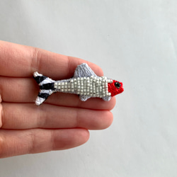 熱帯魚　"ラミーノーズテトラ"刺繍ビーズブローチ　魚モチーフ　軽いブローチ 10枚目の画像
