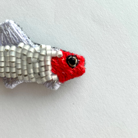 熱帯魚　"ラミーノーズテトラ"刺繍ビーズブローチ　魚モチーフ　軽いブローチ 12枚目の画像